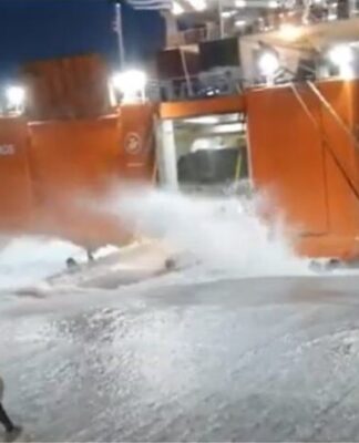 ΑΠΙΣΤΕΥΤΟ ΒΙΝΤΕΟ: Μάχη από το πλοίο «Διονύσιος Σολωμός» για να δέσει στη Σίκινο