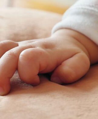 ΣΟΚ: Μπέιμπι σίτερ πέταξε 8 μηνών μωρό στα σκουπίδια επειδή τσακώθηκε με τη μάνα