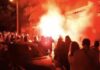ΝΙΚΑΙΑ: Συγκέντρωση και καπνογόνα έξω από το σπίτι του καθηγητή που μαχαίρωσε τον σκύλο (ΒΙΝΤΕΟ)