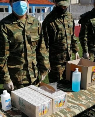 ΣΑΜΟΣ: Στρατιώτες στήνουν σκηνές και βοηθούν τους πληγέντες (ΦΩΤΟ)