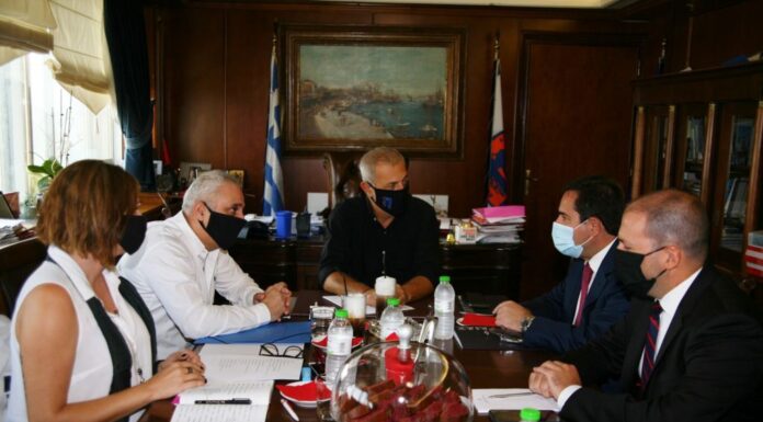 Συνάντηση Μώραλη – Μηταράκη με φόντο το προσφυγικό
