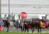 Επεισόδια Ρομά με ΜΑΤ: Πέτρες, καδρόνια και δακρυγόνα σε κηδεία 1.500 ατόμων