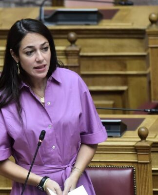 Μιχαηλίδου: Πρόβλεψη για επιπλέον επιδόματα και 100.000 νέες θέσεις εργασίας