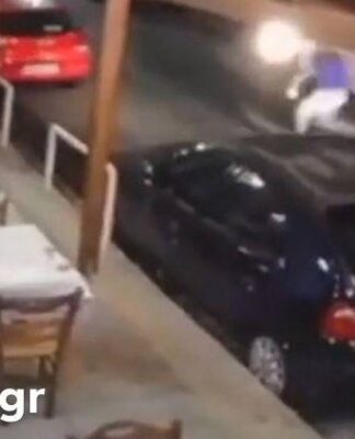 Συγκλονιστικό βίντεο: Μηχανή παρέσυρε σερβιτόρο – Στην εντατική χαροπαλεύουν δύο άνθρωποι
