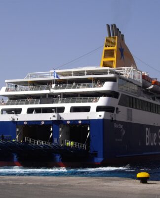Blue Star Delos: Επέστρεψε στον Πειραιά με 24 ύποπτα κρούσματα