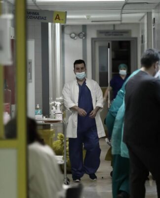 ΚΟΡΩΝΟΪΟΣ: Συγκλονίζει 40χρονος ασθενής – «Έφτασα κοντά στον θάνατο»
