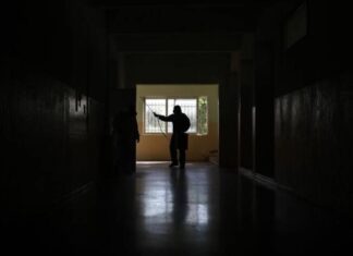 ΚΟΡΩΝΟΪΟΣ: Έτσι μεταδίδεται σε κλειστούς χώρους – Τί μειώνει τη διασπορά
