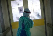 ΚΟΡΩΝΟΪΟΣ: Συγκλονίζει νοσηλεύτρια: «Κοβόταν η αναπνοή μου – «Είναι αστείο να λέμε ότι δεν υπάρχει»