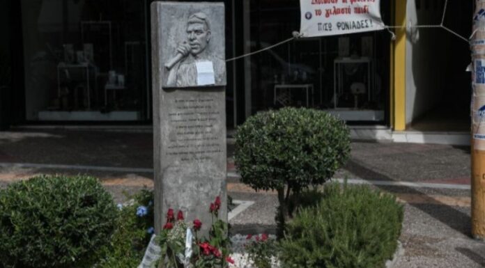 ΚΕΡΑΤΣΙΝΙ: Γέμισε λουλούδια το μνημείο του Παύλου Φύσσα (ΦΩΤΟ)