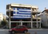 ΘΕΣΣΑΛΟΝΙΚΗ: Κρέμασε τεράστια ελληνική σημαία από το μπαλκόνι του σπιτιού του