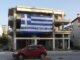 ΘΕΣΣΑΛΟΝΙΚΗ: Κρέμασε τεράστια ελληνική σημαία από το μπαλκόνι του σπιτιού του