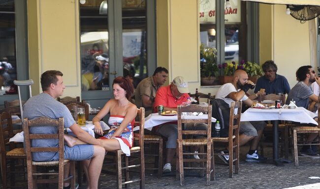 ΝΕΑ ΜΕΤΡΑ: Λιγότερα άτομα ανά τραπέζι σε καφετέριες, μπαρ και εστιατόρια