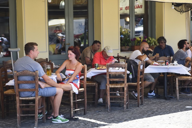 ΝΕΑ ΜΕΤΡΑ: Λιγότερα άτομα ανά τραπέζι σε καφετέριες, μπαρ ...