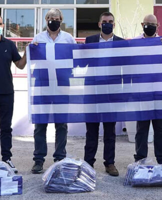 Ο Δήμος Ελληνικού Αργυρούπολης μοίρασε σε όλους τους μαθητές την Ελληνική σημαία