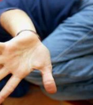 ΦΡΙΚΗ: Μητέρα και ο σύντροφός της έσβηναν τσιγάρα πάνω σε 5ο χρονο αγόρι