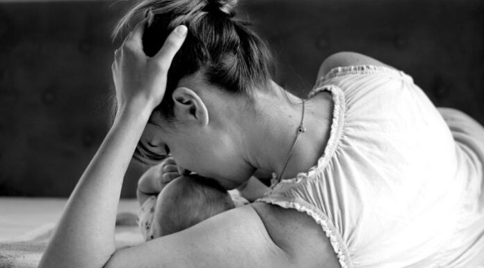 Άνδρας κλείδωσε έξω από το σπίτι την λεχώνα σύζυγό του μαζί με τα νεογέννητα