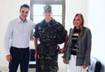 Μητσοτάκης και Μαρέβα φωτογραφήθηκαν με τον ένστολο γιο τους