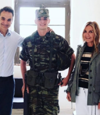 Μητσοτάκης και Μαρέβα φωτογραφήθηκαν με τον ένστολο γιο τους