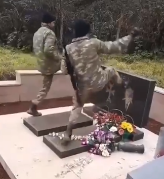 ΑΙΣΧΟΣ: Αζέροι καταστρέφουν τάφο Αρμένιου χασκογελώντας…