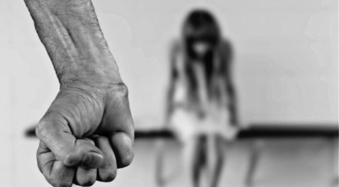 ΒΙΝΤΕΟ ΣΟΚ: Άντρας επιχειρεί να βιάσει 14χρονη σε ιατρικό γραφείο