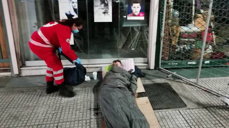 Κορωνοϊός: Ο Ελληνικός Ερυθρός Σταυρός σταθερά στο πλευρό των αστέγων - CNN.gr