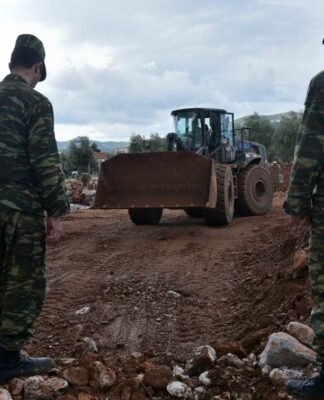 Στρατός Ξηράς: Πάντα δίπλα στους πολίτες – Προσωπικό, μέσα και φαγητό στους πλημμυροπαθείς