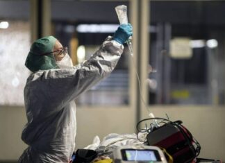 Κορωνοϊός: «Κάθε μισή ώρα χάνουμε έναν άνθρωπο» – Συγκλονίζει ο Διευθυντής ΜΕΘ του Παπανικολάου