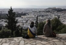 ECDC: Φόβοι για «έκρηξη» κρουσμάτων μετά τα Χριστούγεννα – Τι προβλέπει για την άρση των μέτρων