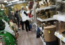 ΕΛΛΑΔΑ: Άνοιξαν εμπορικά καταστήματα εν μέσω lockdown – Βάζουν κόσμο από την πίσω πόρτα