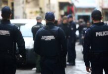 ΒΙΝΤΕΟ ΣΟΚ: Νεαροί έδειραν αστυνομικούς γιατί πήγαν να τους κάνουν έλεγχο