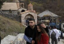 Ναγκόρνο Καραμπάχ: Αρμένιοι αποχαιρετούν το μοναστήρι τους και καίνε τα σπίτια τους