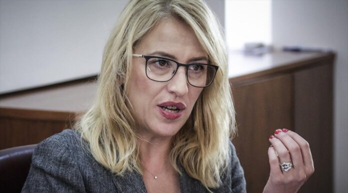 ΡΕΝΑ ΔΟΥΡΟΥ: «Άθλιο το βίντεο στη Βουλή, παραπέμπει σε βίντεο του Ερντογάν»