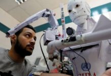 ΑΠΙΣΤΕΥΤΟ: Ρομπότ εξετάζει ασθενείς και προειδοποιεί για μάσκες!