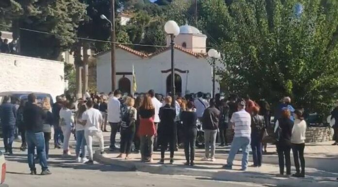 ΣΑΜΟΣ: Στα λευκά οι συμμαθητές στην κηδεία της 15χρονης Κλαίρης