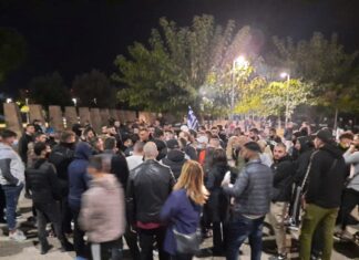 ΧΑΜΟΣ: Συγκέντρωση κατά του lockdown στον Λευκό Πύργο