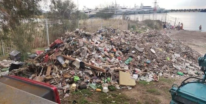 Καθαρισμός της παραλίας του Σταδίου Ειρήνης και Φιλίας (ΦΩΤΟ)