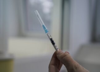 ΕΜΒΟΛΙΟ ΚΟΡΩΝΟΪΟΥ: Αυτά είναι τα στελέχη της κυβέρνησης που θα εμβολιαστούν τις επόμενες ημέρες