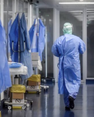 ΚΟΡΩΝΟΪΟΣ: Αυτοί είναι οι πιο ευάλωτοι ασθενείς – Ο ένας στους πέντε πεθαίνει