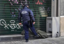 ΣΑΛΟΣ: Αστυνομικός σπρώχνει με το πόδι του άστεγο στην Ερμού Παραμονές Χριστούγεννων