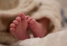 ΣΟΚ: Γυναίκα πέταξε από τον 13ο όροφο πολυκατοικίας το νεογέννητο μωρό της φίλης της