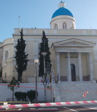 Αποκλεισμένος από την ΕΛΑΣ ο Άγιος Νικόλαος στον Πειραιά (ΦΩΤΟ)