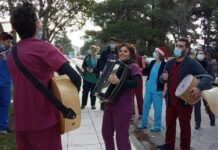 Συγκίνηση στο «Παπανικολάου»: Κάλαντα στα παράθυρα των κλινικών Covid από ειδικευόμενους γιατρούς