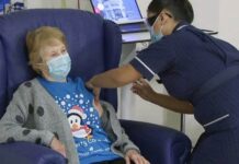 Κορωνοϊός: Ιστορική στιγμή: 90χρονη έκανε το πρώτο εμβόλιο στη Βρετανία