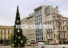 Σε εορταστικούς ρυθμούς η Αθήνα του lockdown – Φωταγωγήθηκε το χριστουγεννιάτικο δέντρο στην Ομόνοια