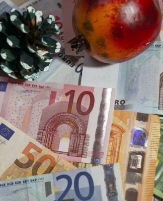 Καταβάλλονται σήμερα Δώρο Χριστουγέννων, επιδόματα και συντάξεις