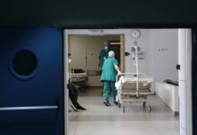 Θλίψη: 59χρονος νοσηλευτής «έφυγε» από κορωνοϊό: To συγκινητικό «αντίο» από τον γιο του