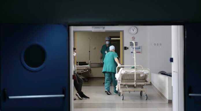 Θλίψη: 59χρονος νοσηλευτής «έφυγε» από κορωνοϊό: To συγκινητικό «αντίο» από τον γιο του