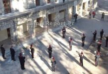 Λαμία: Ραγίζει καρδιές! Ασθενής με κορωνοϊό άκουσε τα κάλαντα και έβαλε τα κλάματα (vid – pics)