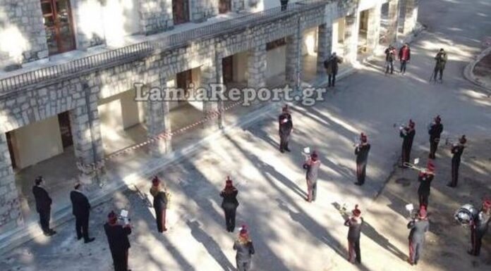 Λαμία: Ραγίζει καρδιές! Ασθενής με κορωνοϊό άκουσε τα κάλαντα και έβαλε τα κλάματα (vid – pics)