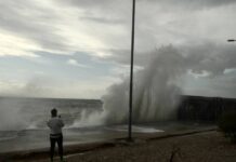 ΚΑΙΡΟΣ: Νεφώσεις, τοπικές βροχές και ισχυροί νοτιάδες